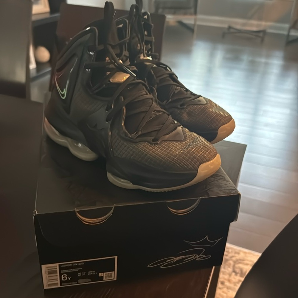 Lebron XIX gs size 6 youth